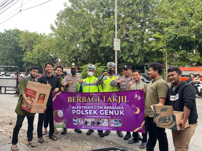 Yayasan Alfatihah Bersama Polsek Genuk Bagikan 300 Takjil untuk Masyarakat