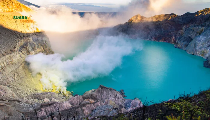 Kawah Ijen Banyuwangi, Rekomendasi Gunung untuk Pendaki Pemula seperti Anda!