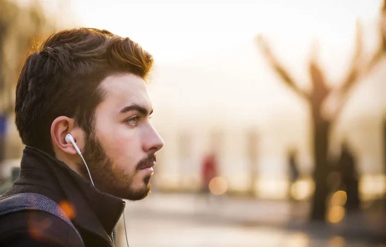 Kenapa Kita Bahagia Mendengarkan Musik Bergenre Patah Hati?