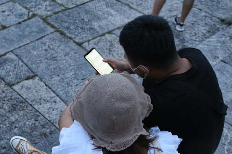 3 Tanda Kamu Jadi Silent Reader Karena Kelelahan Sosial