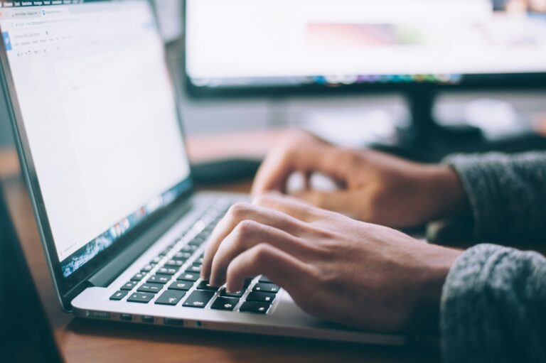 Cara Penulis Artikel Bertahan dari Briefing yang Aneh